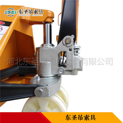 防爆手動叉車產(chǎn)品核心部件液壓缸作業(yè)整機細(xì)節(jié)展示圖--河北東圣吊索具制造有限公司--小型攪拌機|石材夾具|液壓堆高車|手動叉車
