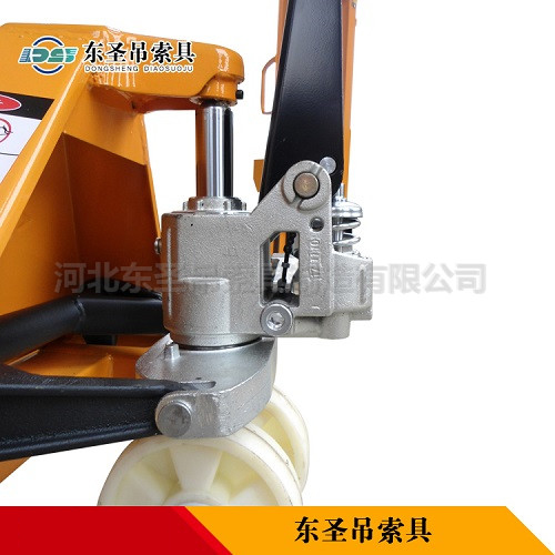 液壓搬運(yùn)車使用圖片--河北東圣吊索具制造有限公司--小型攪拌機(jī)|手動叉車|液壓堆高車|手動叉車