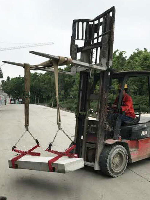 液壓堆高車與吊裝帶石材夾具配合使用吊運(yùn)石材--河北東圣吊索具制造有限公司--液壓堆高車|手動(dòng)叉車|小型攪拌機(jī)|石材夾具